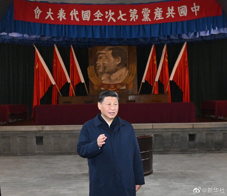 习近平带领中共中央政治局常委赴陕西延安瞻仰延安革命纪念地(图1)