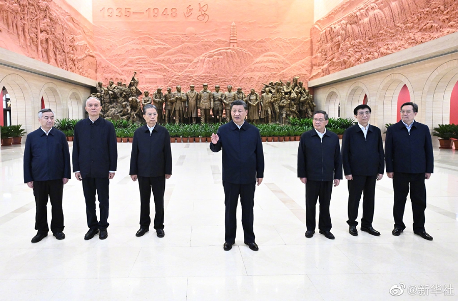 习近平带领中共中央政治局常委赴陕西延安瞻仰延安革命纪念地(图7)