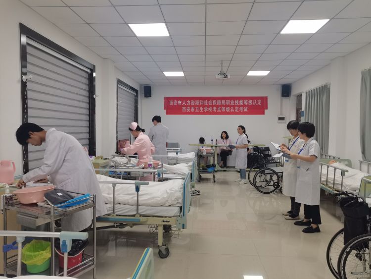 西安市卫生学校顺利举办2023年教育部“1+X” 职业技能等级考试及人社局养老护理员等级考试(图8)