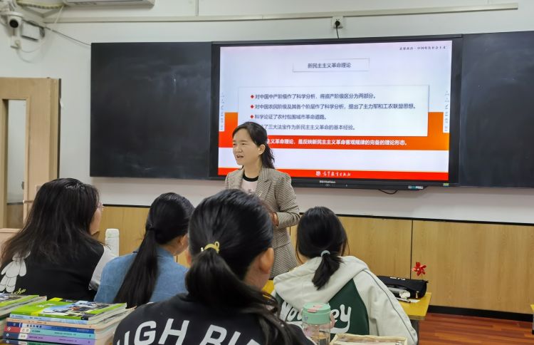 思政引领 铸魂育人——校领导深入课堂听评思政课(图3)