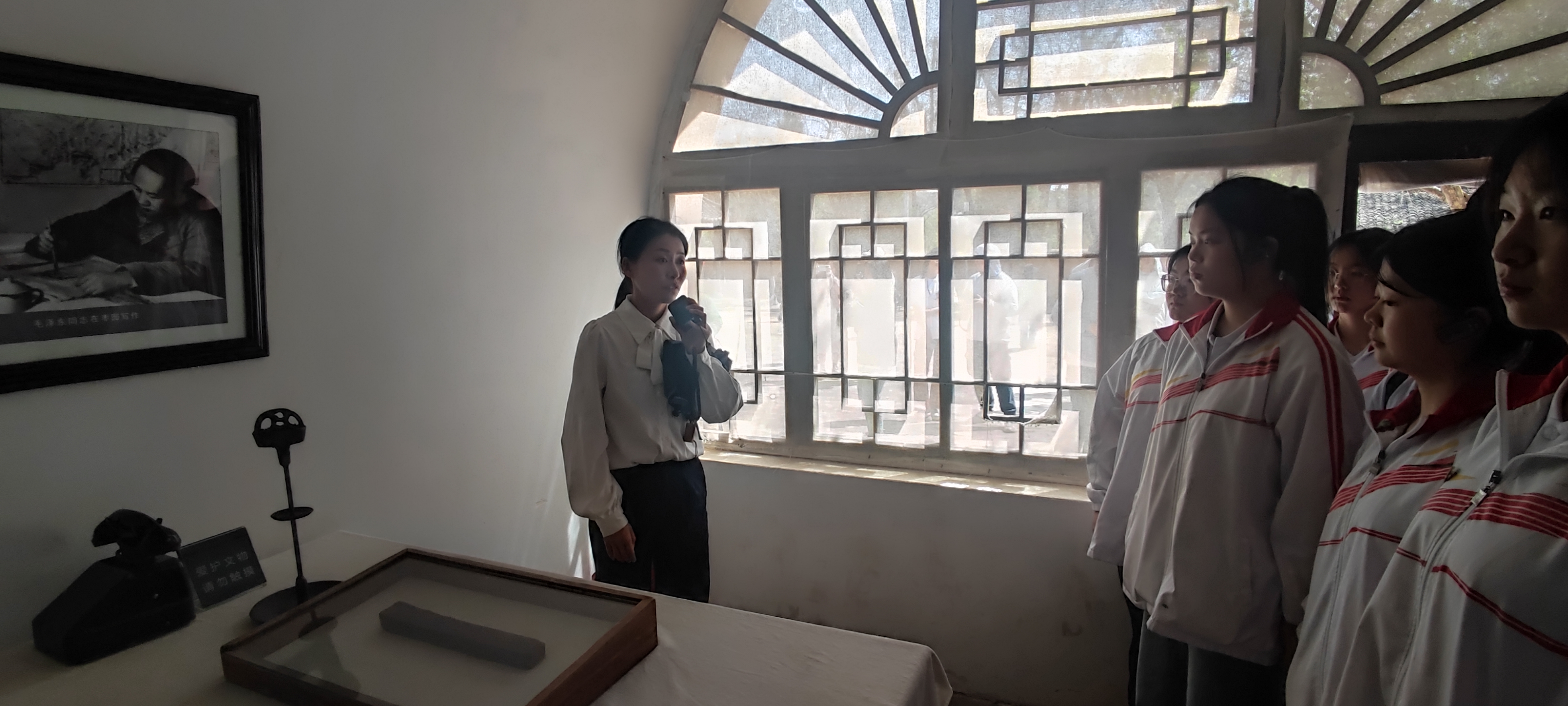 西安市卫生学校师生前往枣园革命旧址和杨家岭革命旧址开展“国家安全”主题团日活动(图1)