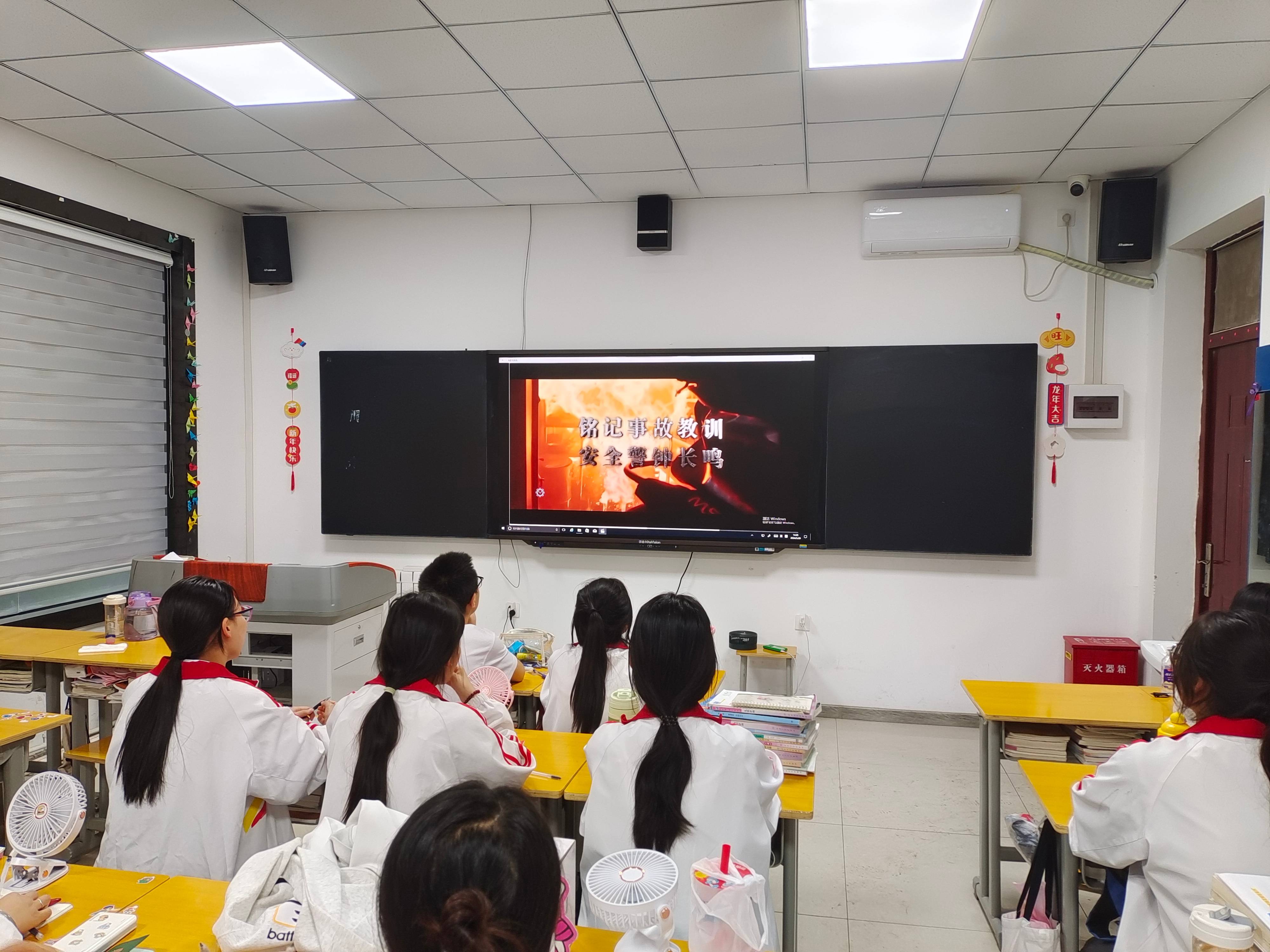 我校开展安全生产月宣传活动(图2)