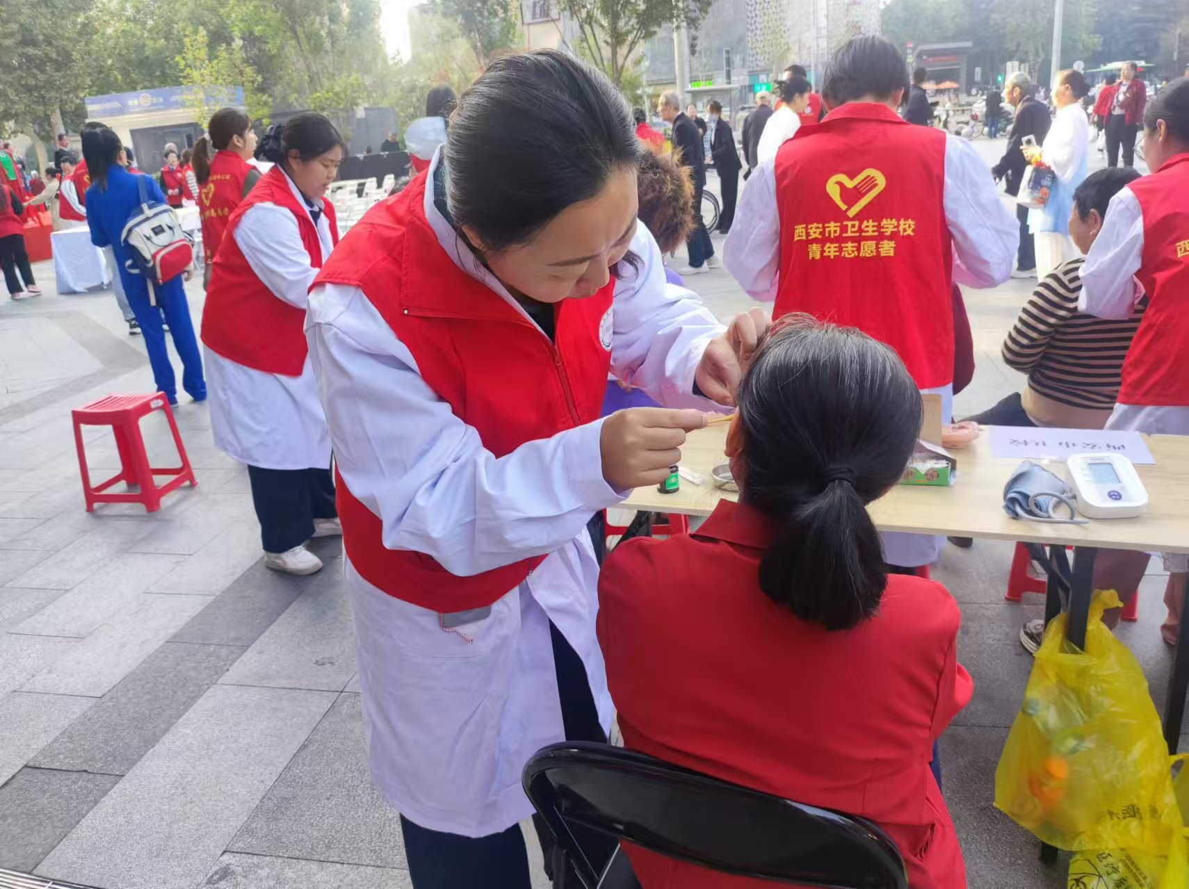 行政第二党支部打造“用心服务  精益求精”党建品牌名片——西安市卫生学校党支部品牌建设评比活动(图6)