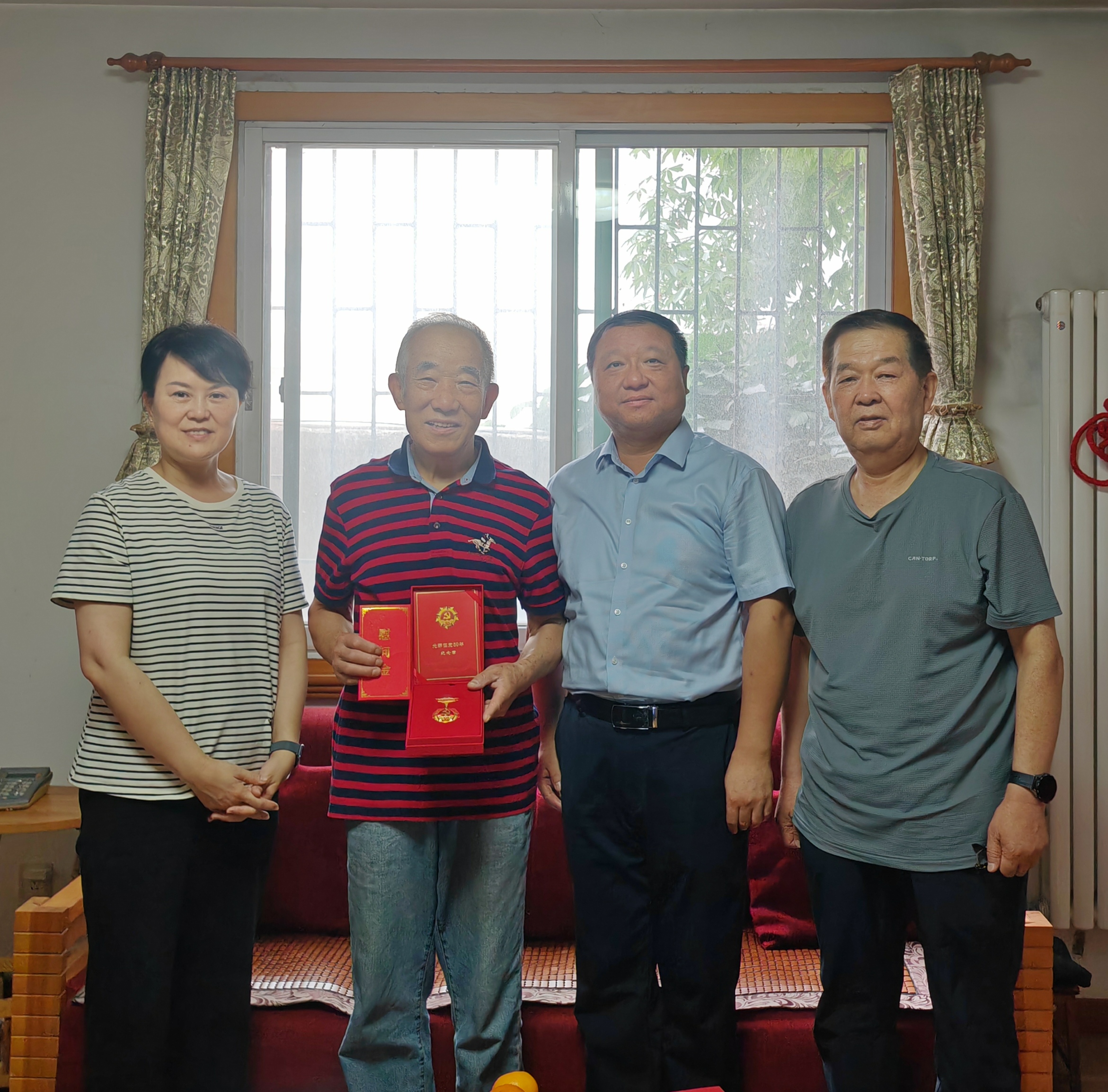 西安市卫生学校党委开展“七一”前走访慰问活动(图2)